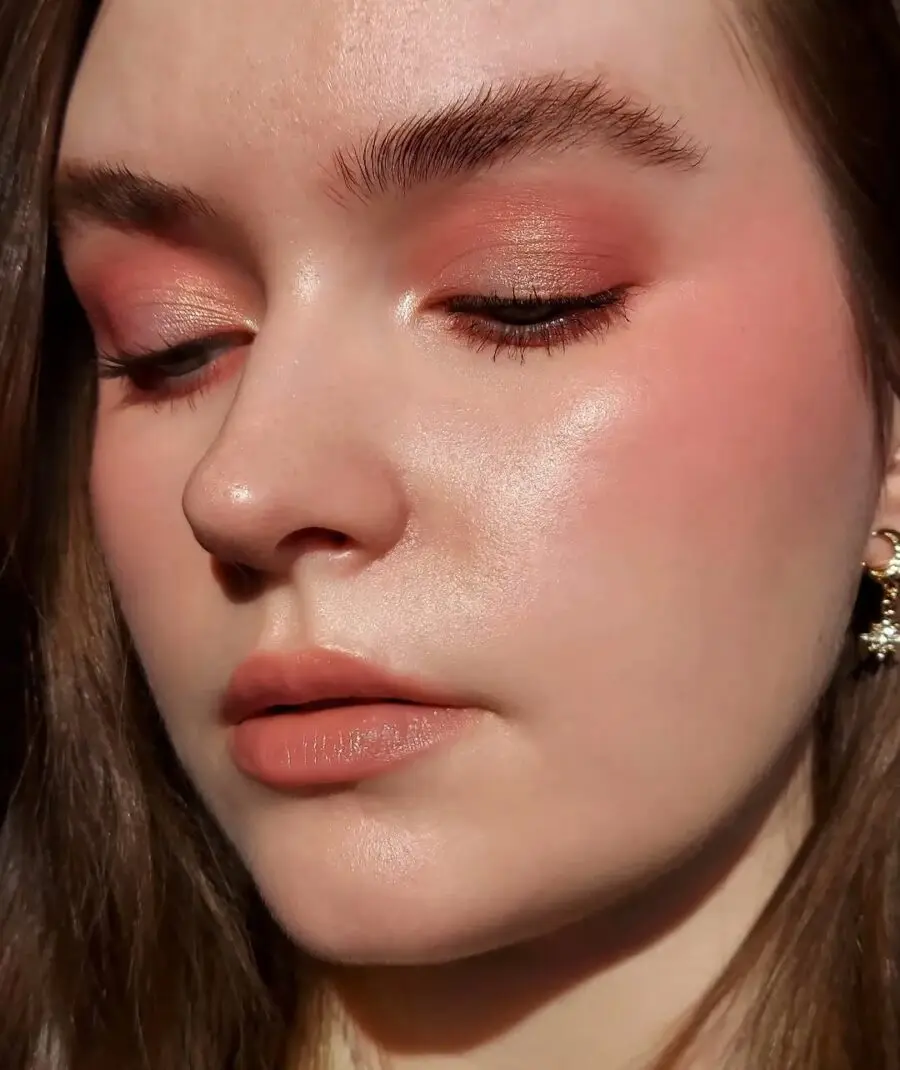 Soft and radiant summer glow makeup look