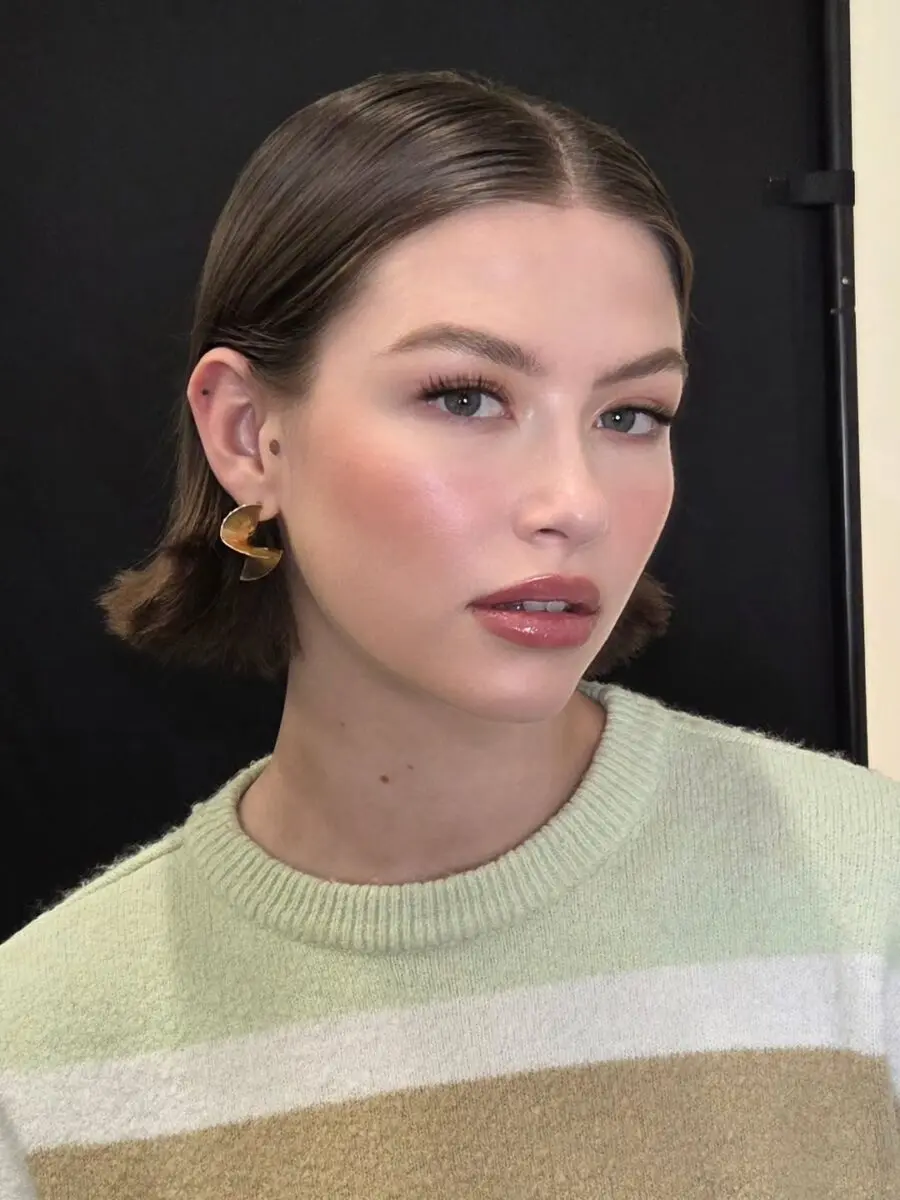 Radiant summer look with soft glam