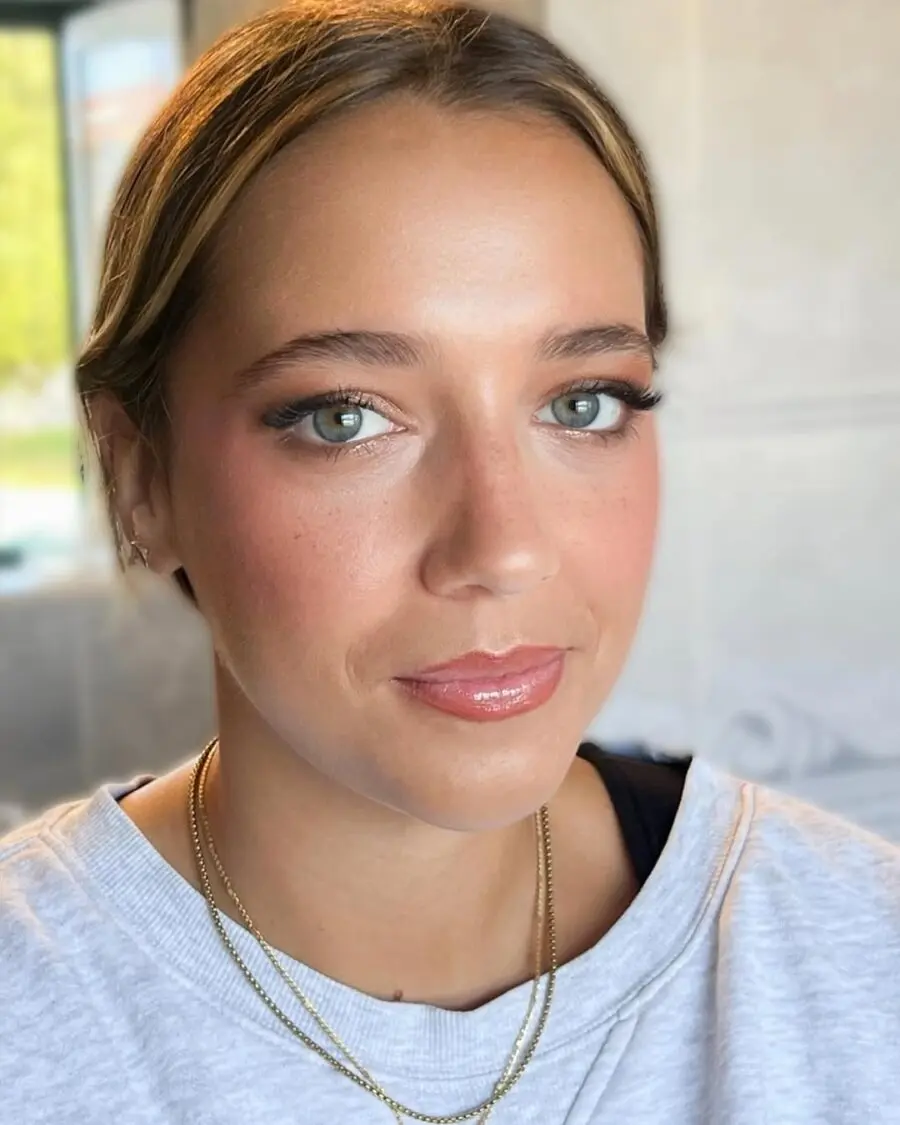 Radiant summer glow with subtle elegance