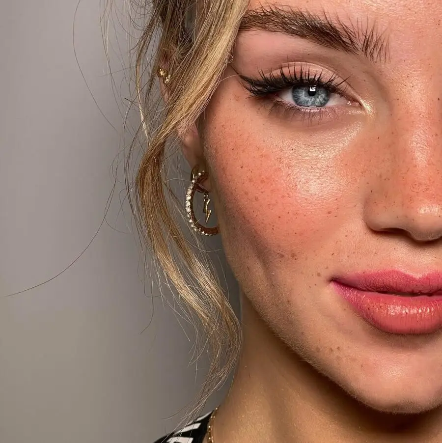 Effortless summer glow with natural finishes