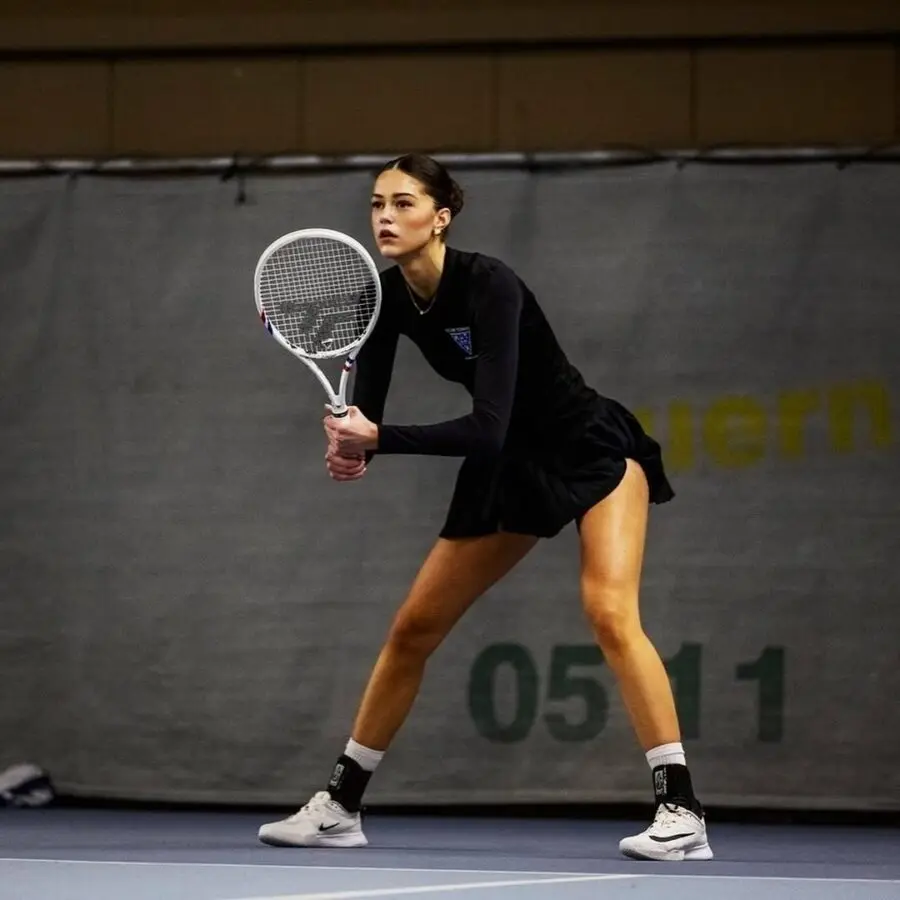 Dynamic tennis hairstyle for an active match