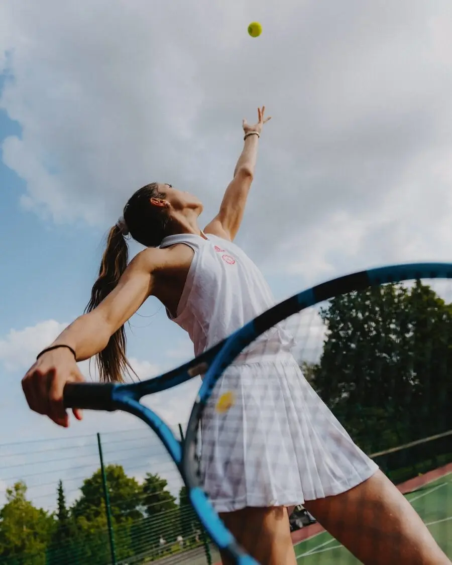 Sporty ponytail for vibrant tennis moments