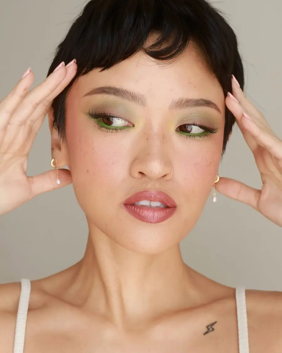 Fresh summer look with green eye accents