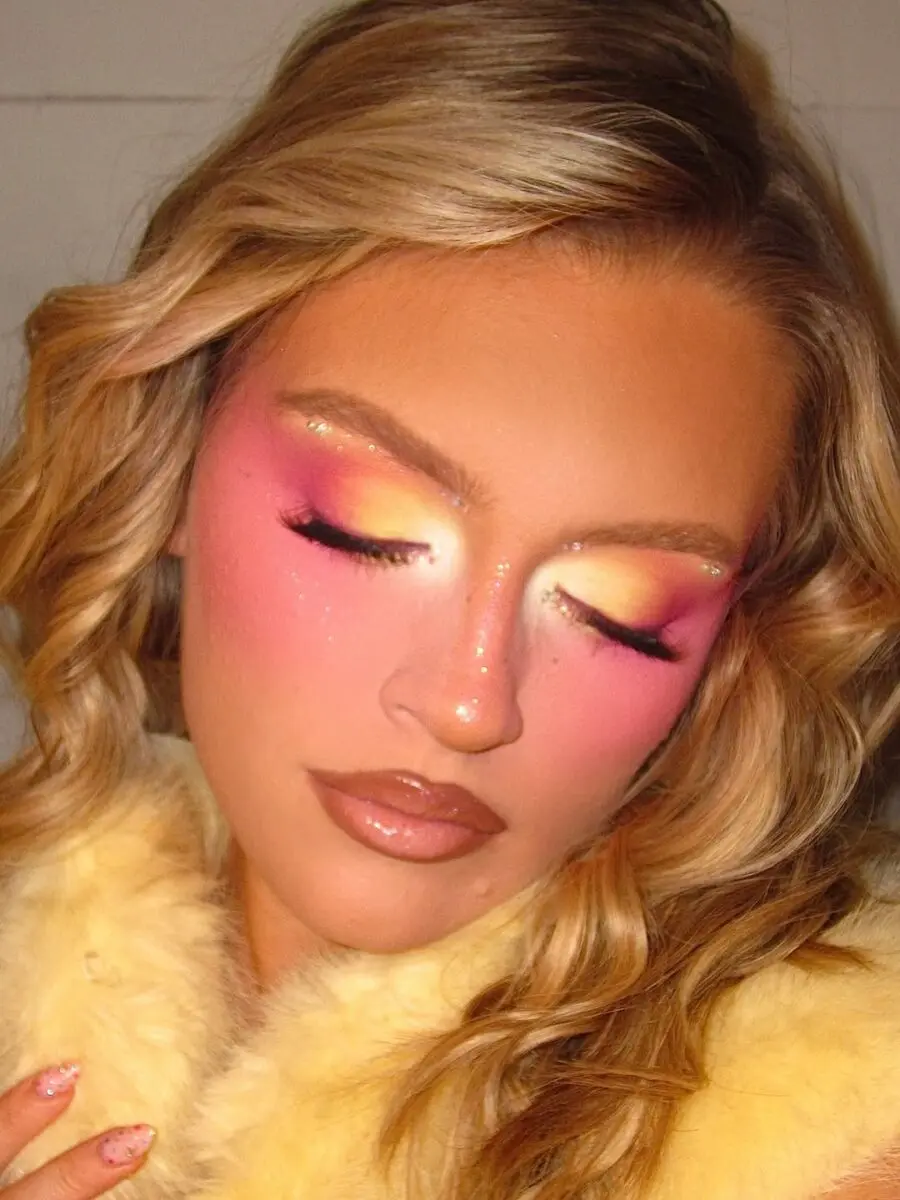 Vibrant Summer Makeup for a Fresh Glow