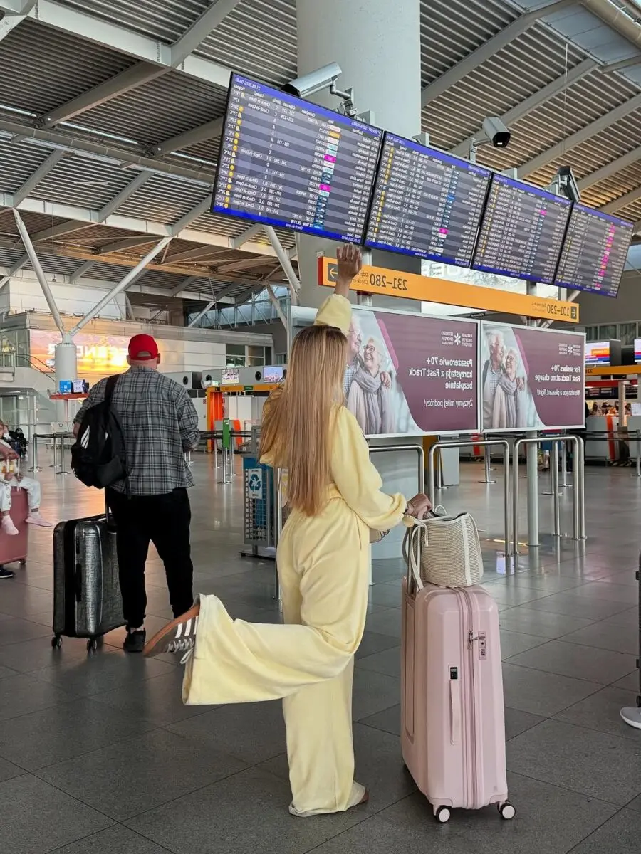 Chic and Comfortable Travel Look for Airports