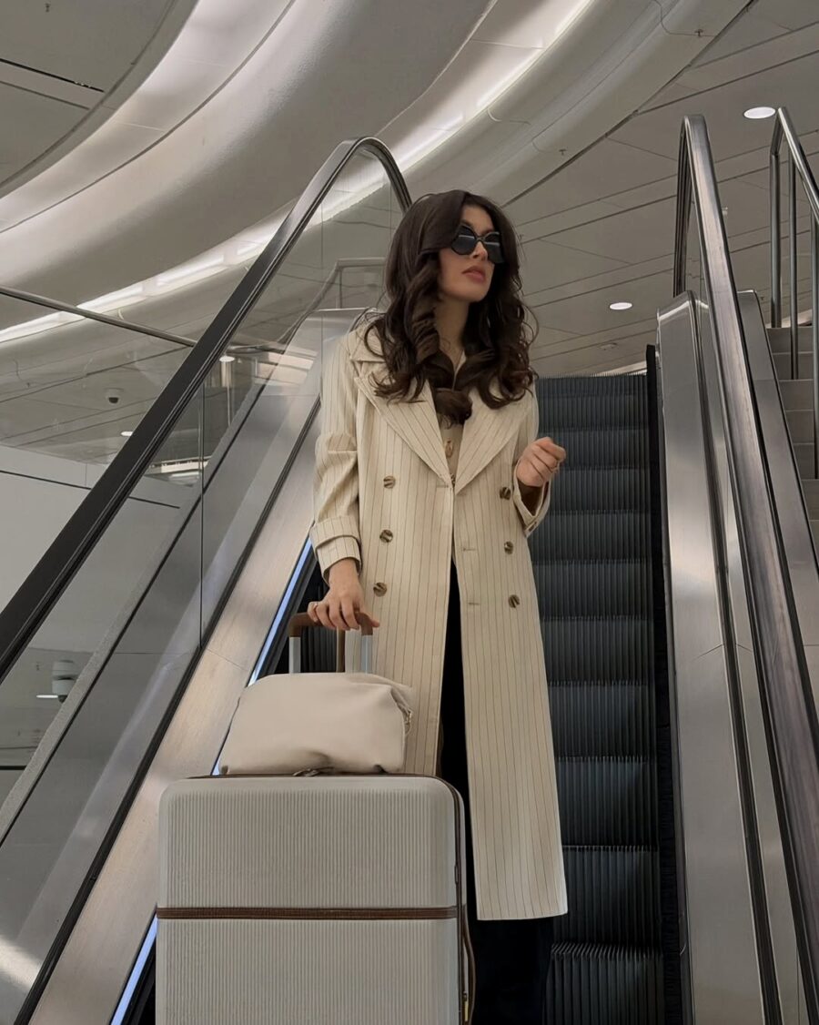 Effortlessly chic hairstyle for travel vibes