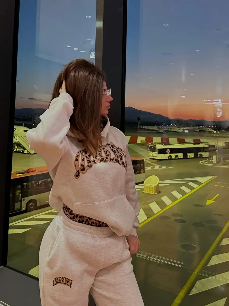 Chic and comfy travel hairstyle inspiration