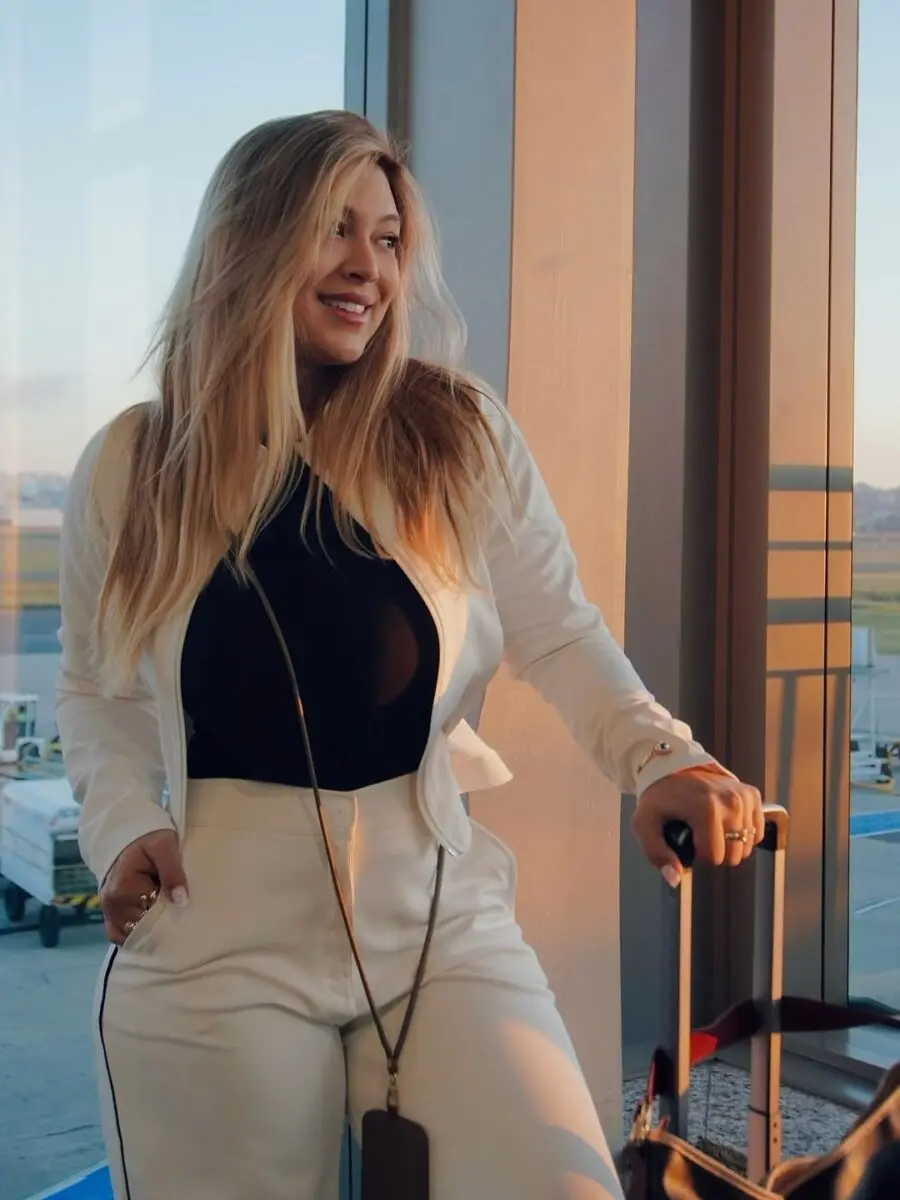 Effortless chic for the jet-setting traveler