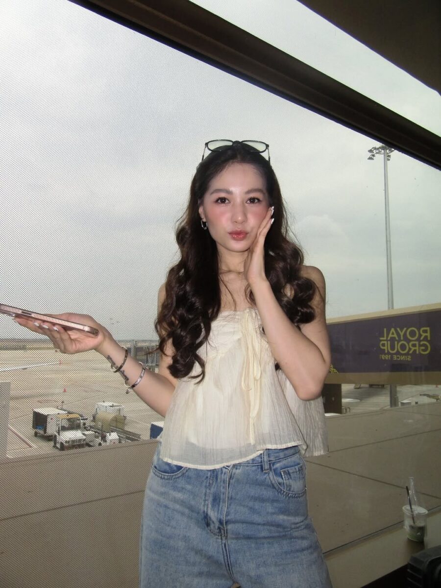Effortless waves for chic airport style