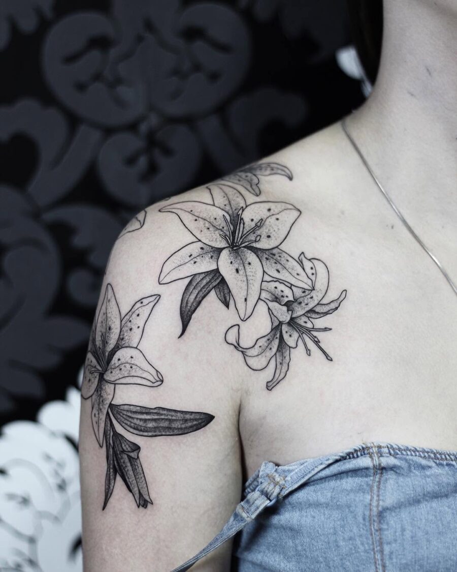 Elegant amaryllis tattoo blending femininity and style