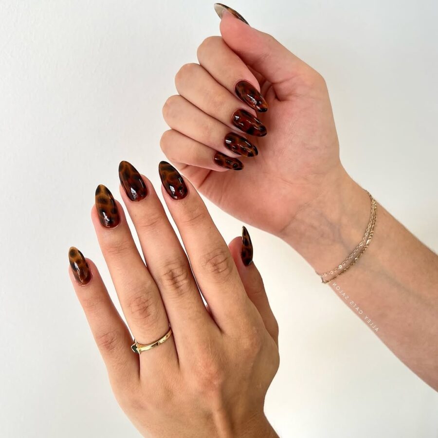 Stylish tortoiseshell animal print nails design