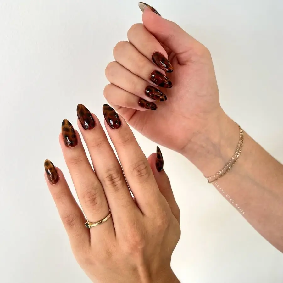 Stylish tortoiseshell animal print nails design