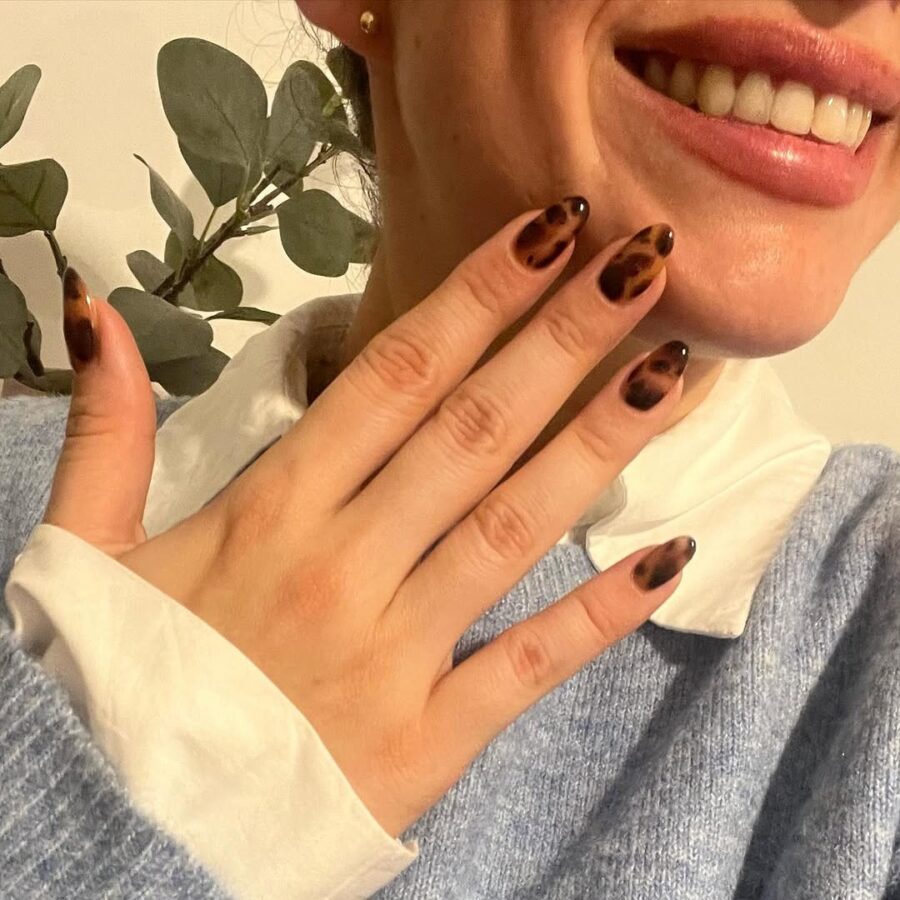 Chic tortoise shell nail design for winter