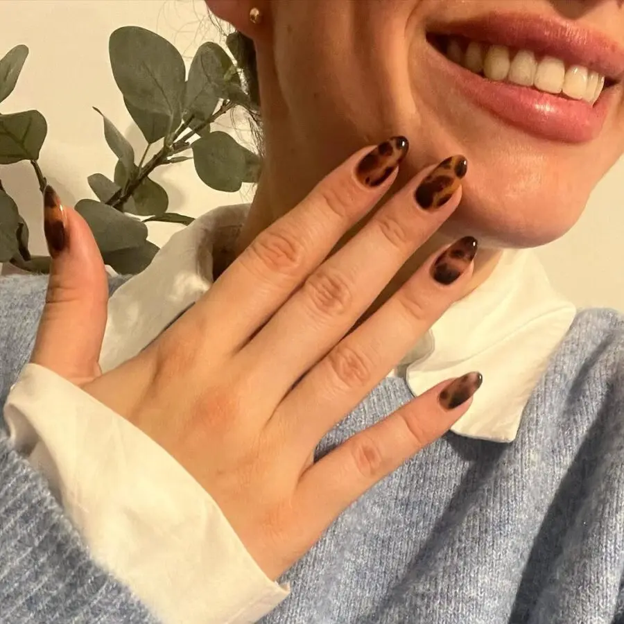 Chic tortoise shell nail design for winter