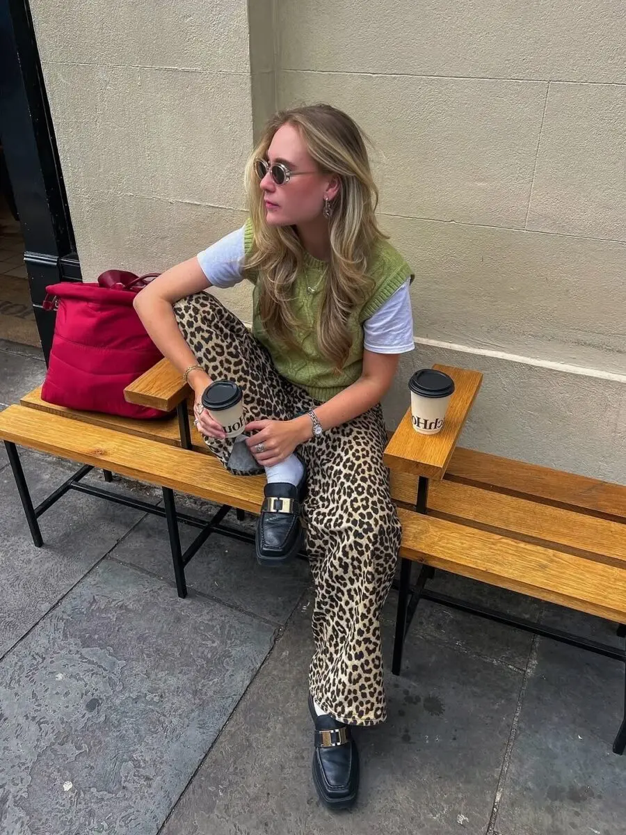 Chic leopard print for a trendy casual look