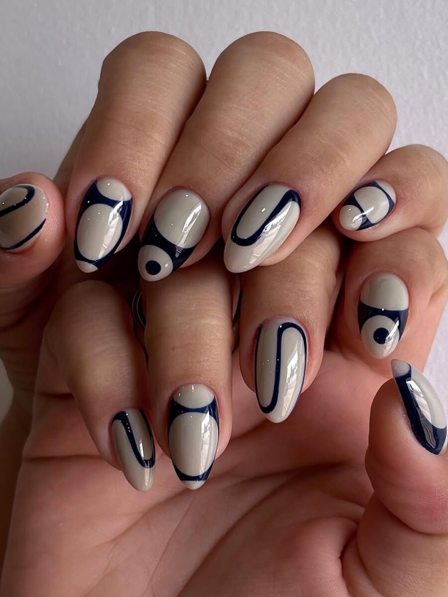 Stylish geometric nails for back to school