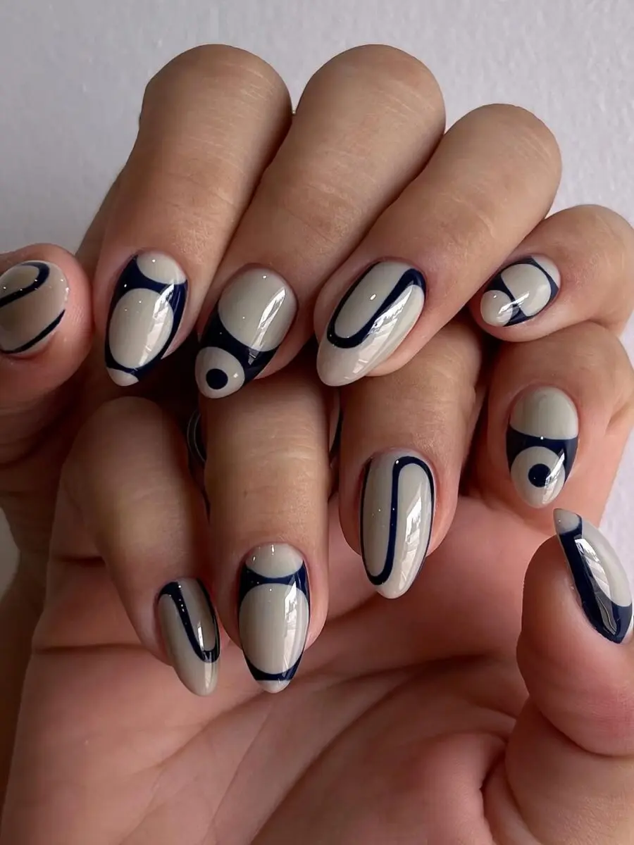 Stylish geometric nails for back to school