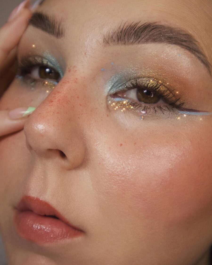 Sparkling beach makeup with golden highlights