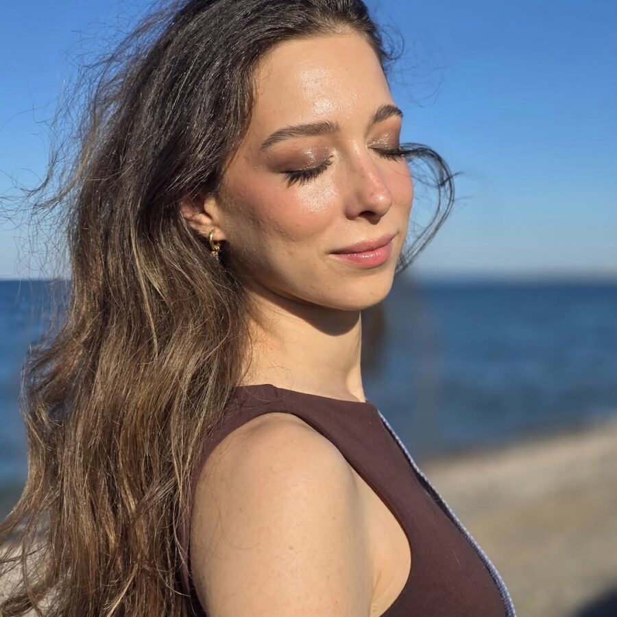 Glowy, natural makeup perfect for beach vibes