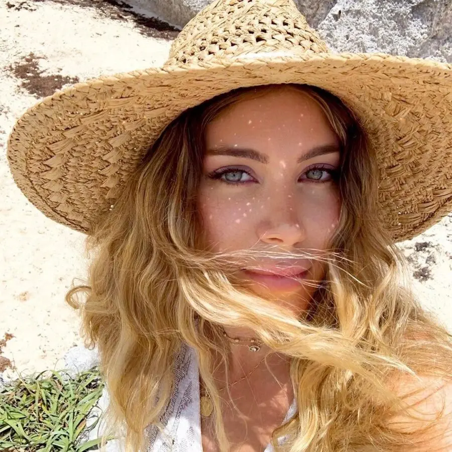 Effortlessly radiant beach makeup for summer vibes