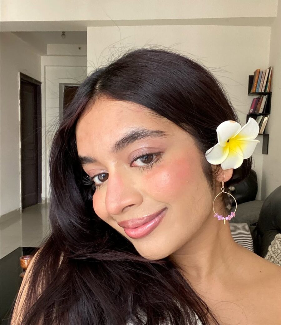 Effortless beach glam with floral accents