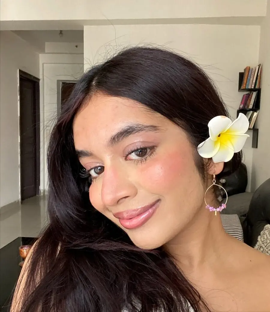 Effortless beach glam with floral accents