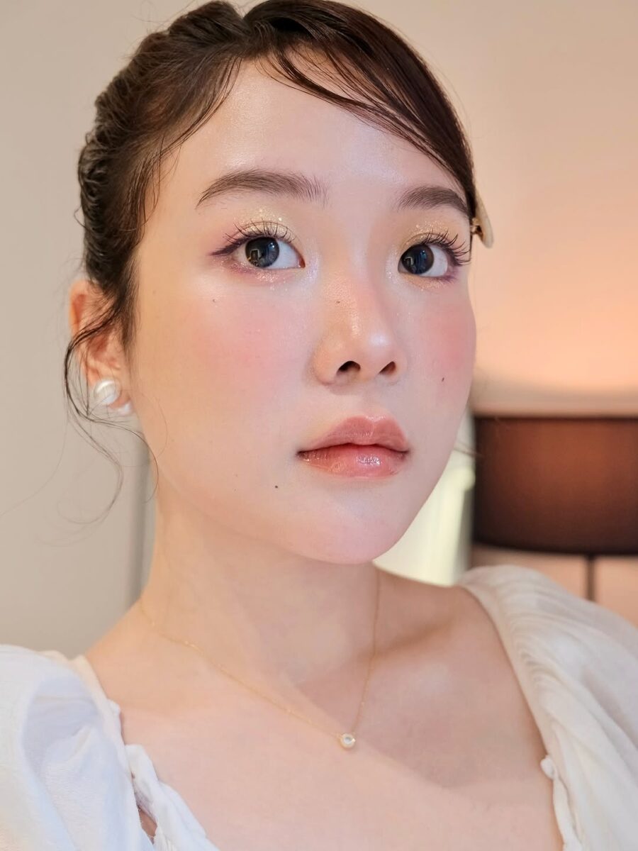 Radiant beach-ready makeup for sunny outings