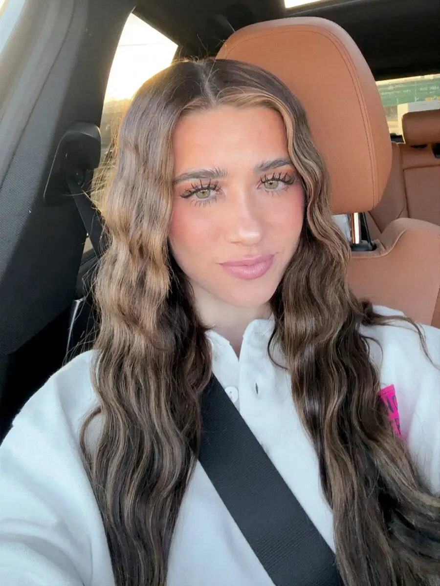 Effortlessly glowing beach makeup with wavy hair