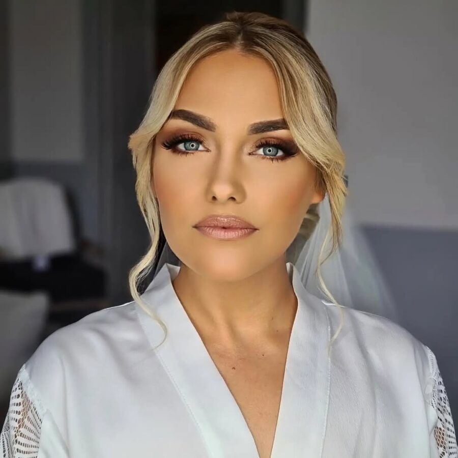 Glamorous makeup to enhance blue eyes