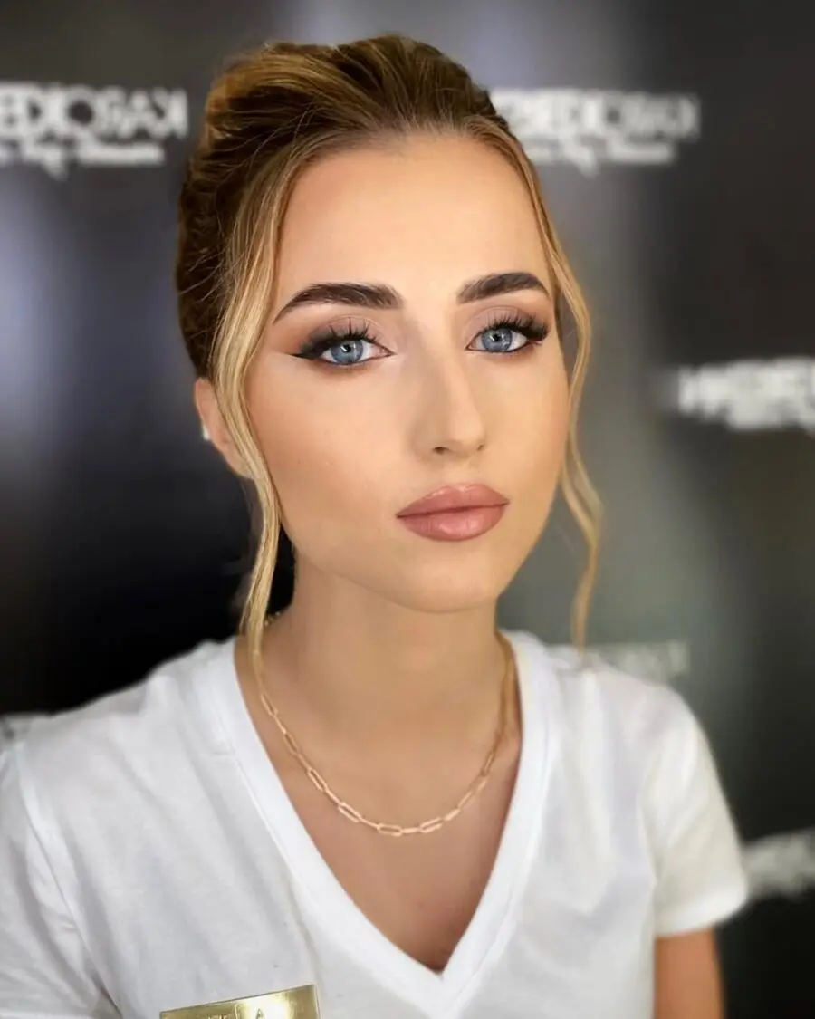 Stunning blue eyes makeup for a classic vibe