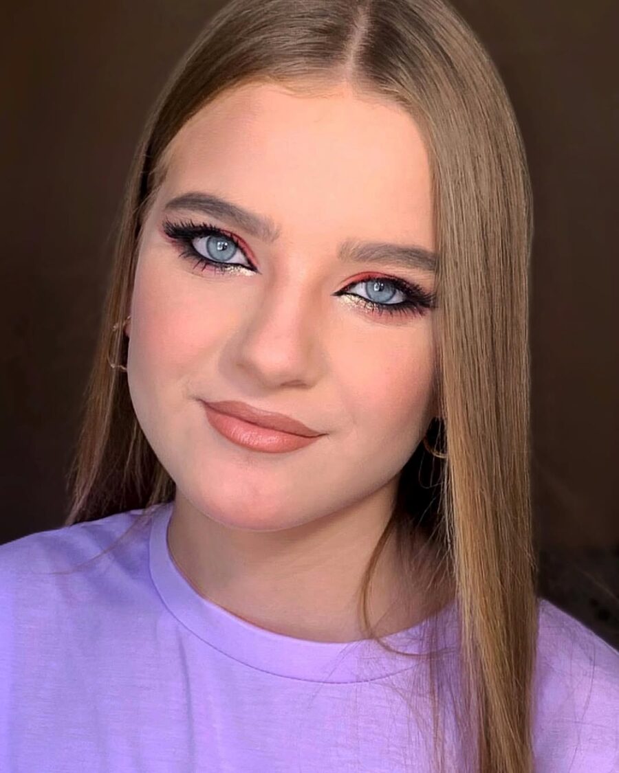 Stunning blue eyes makeup for a chic look