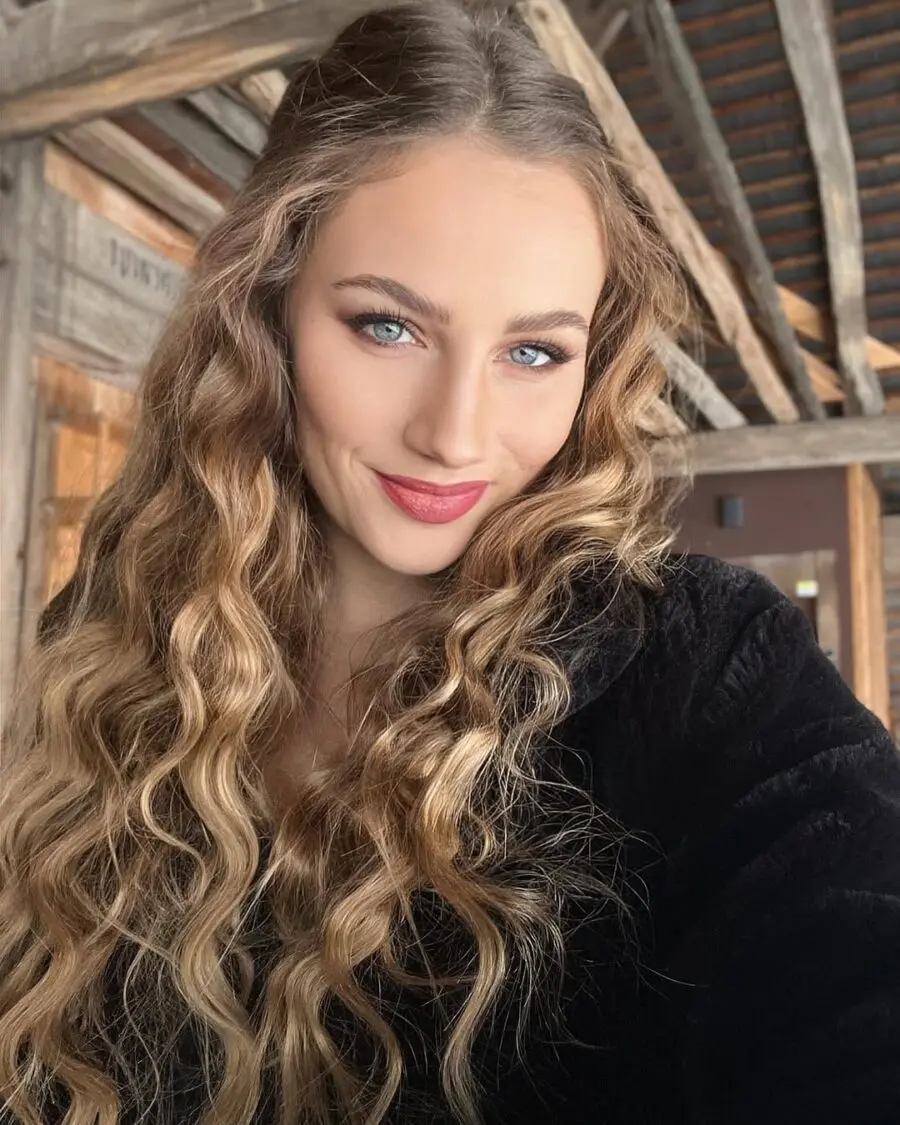 Glamorous makeup for blue-eyed beauty