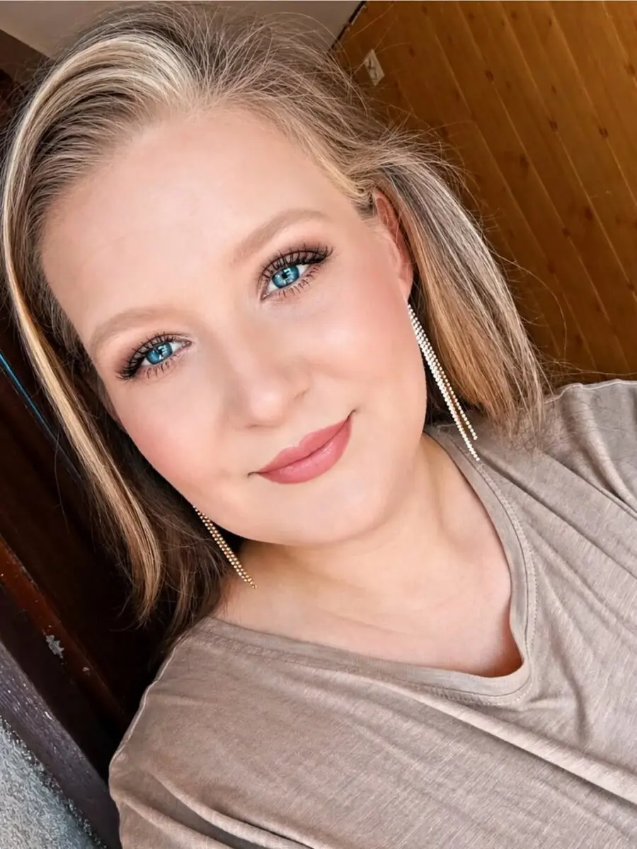 Stunning makeup look for blue-eyed beauties