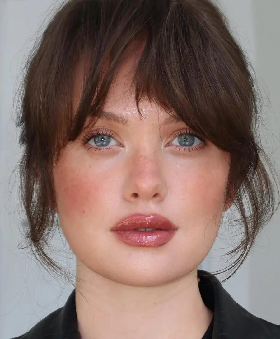 Natural glow for blue-eyed beauty