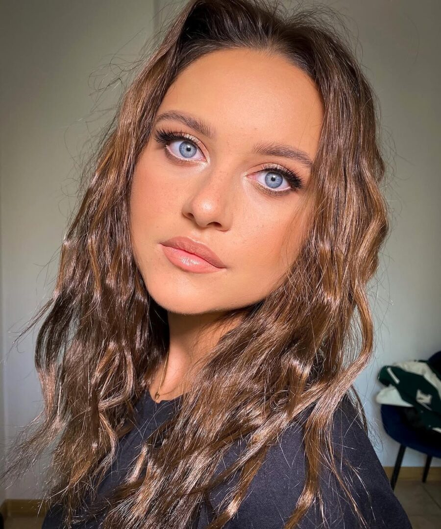 Effortlessly chic makeup for blue-eyed beauties