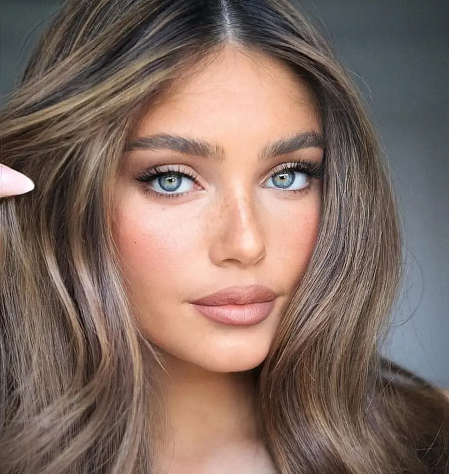 Glamorous makeup that enhances blue eyes beautifully