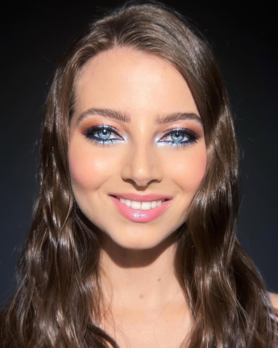 Glamorous look for blue-eyed beauties