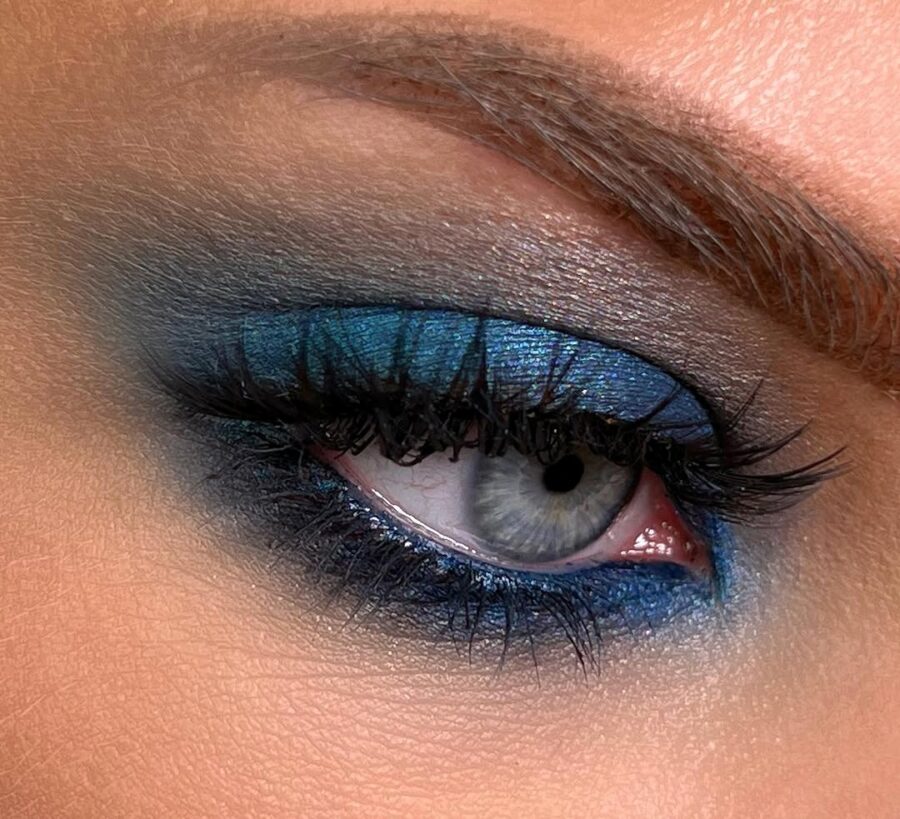 Stunning blue eyes makeup for a bold look