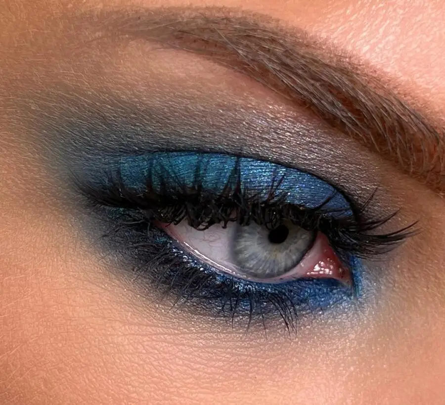 Stunning blue eyes makeup for a bold look