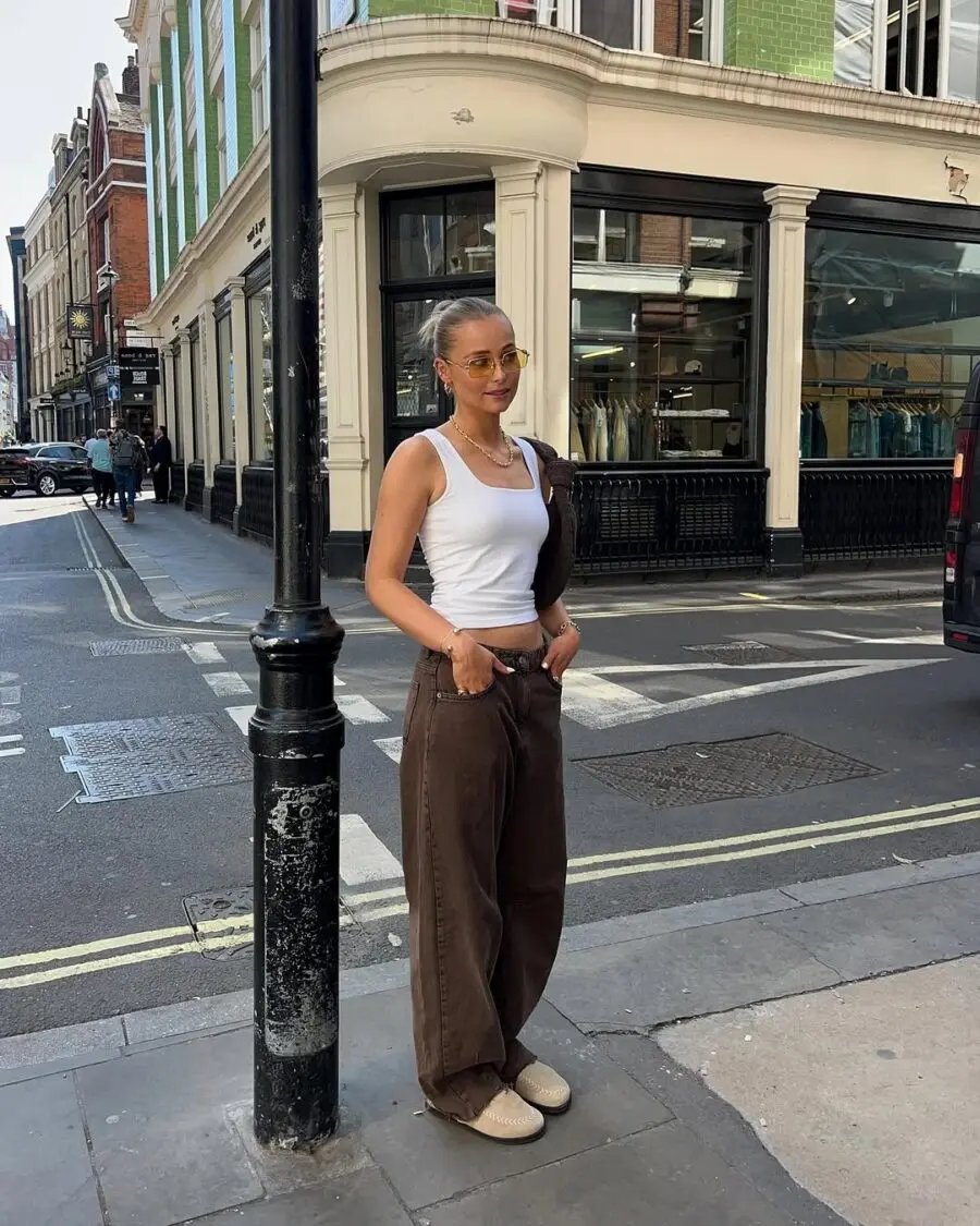 Effortlessly chic brown pants street style look