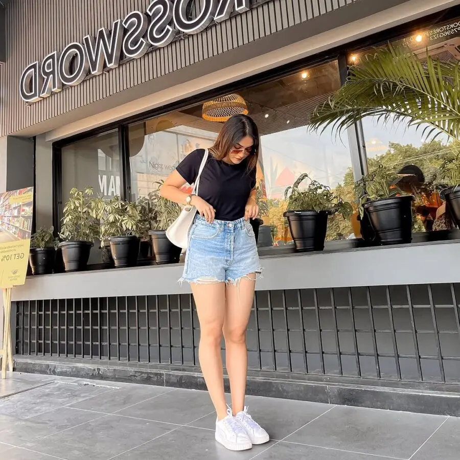 Chic summer casual look for effortless style