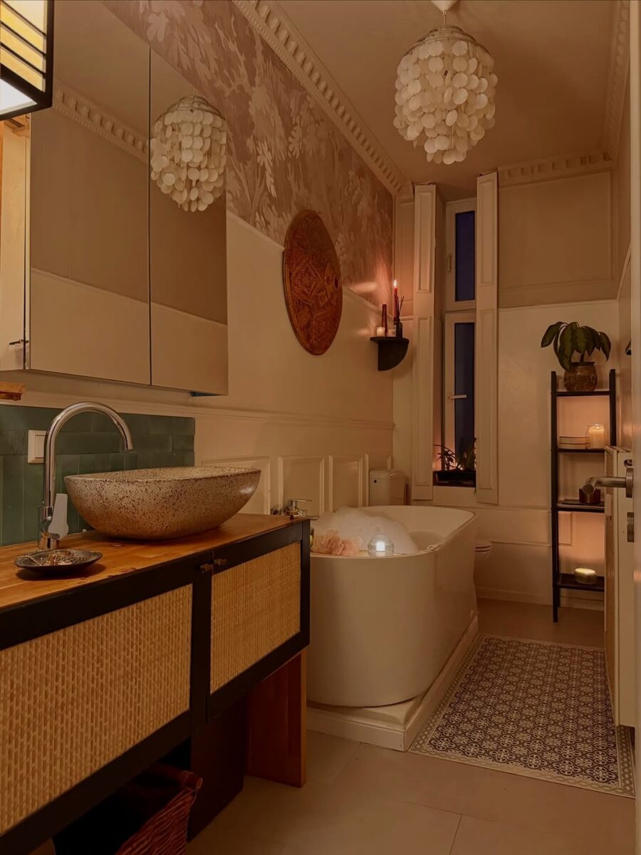 Serene luxury in chic bathroom design
