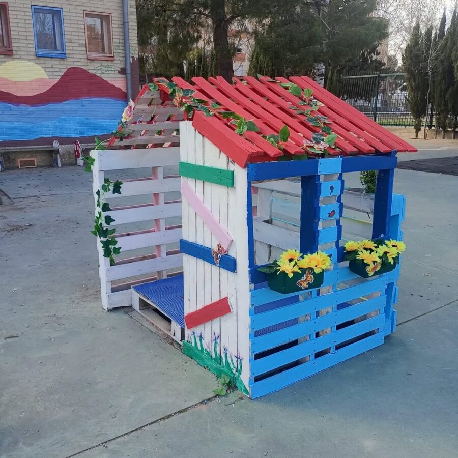Colorful DIY palletted playhouse design idea