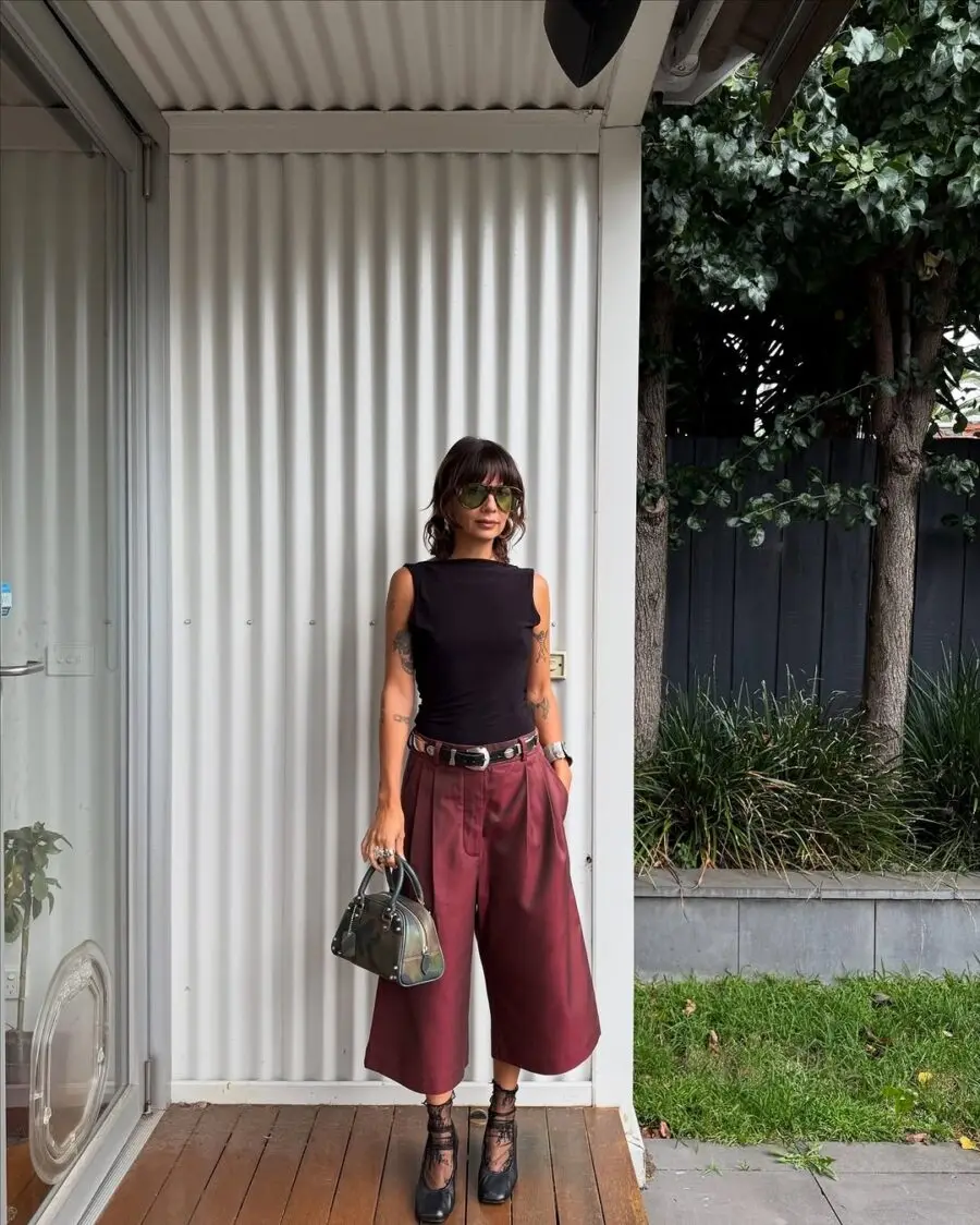 Chic and relaxed summer comedy show attire