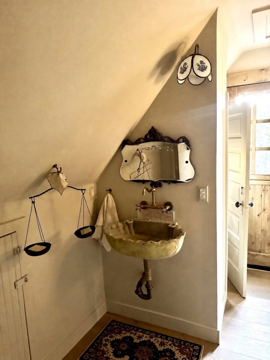 Charming vintage-style cottage bathroom decor