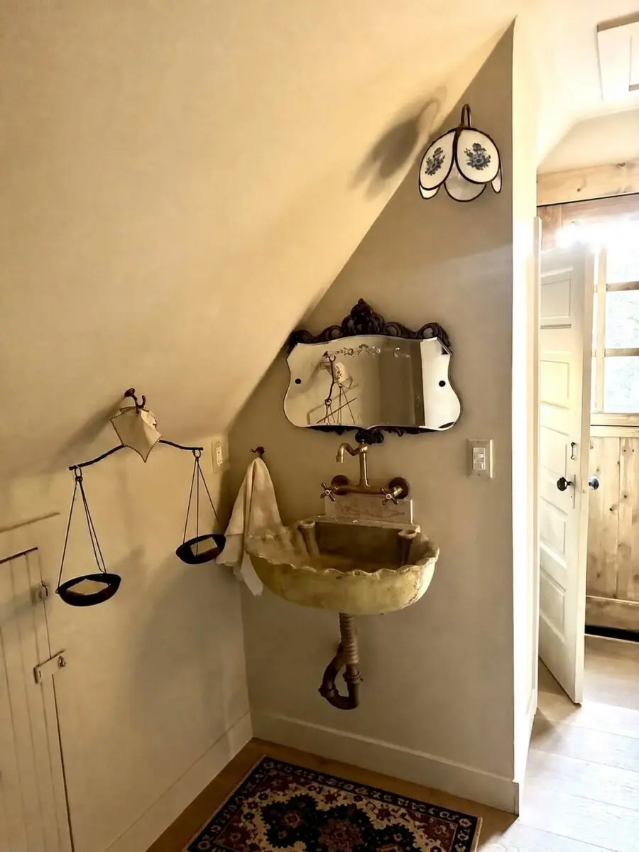 Charming vintage-style cottage bathroom decor