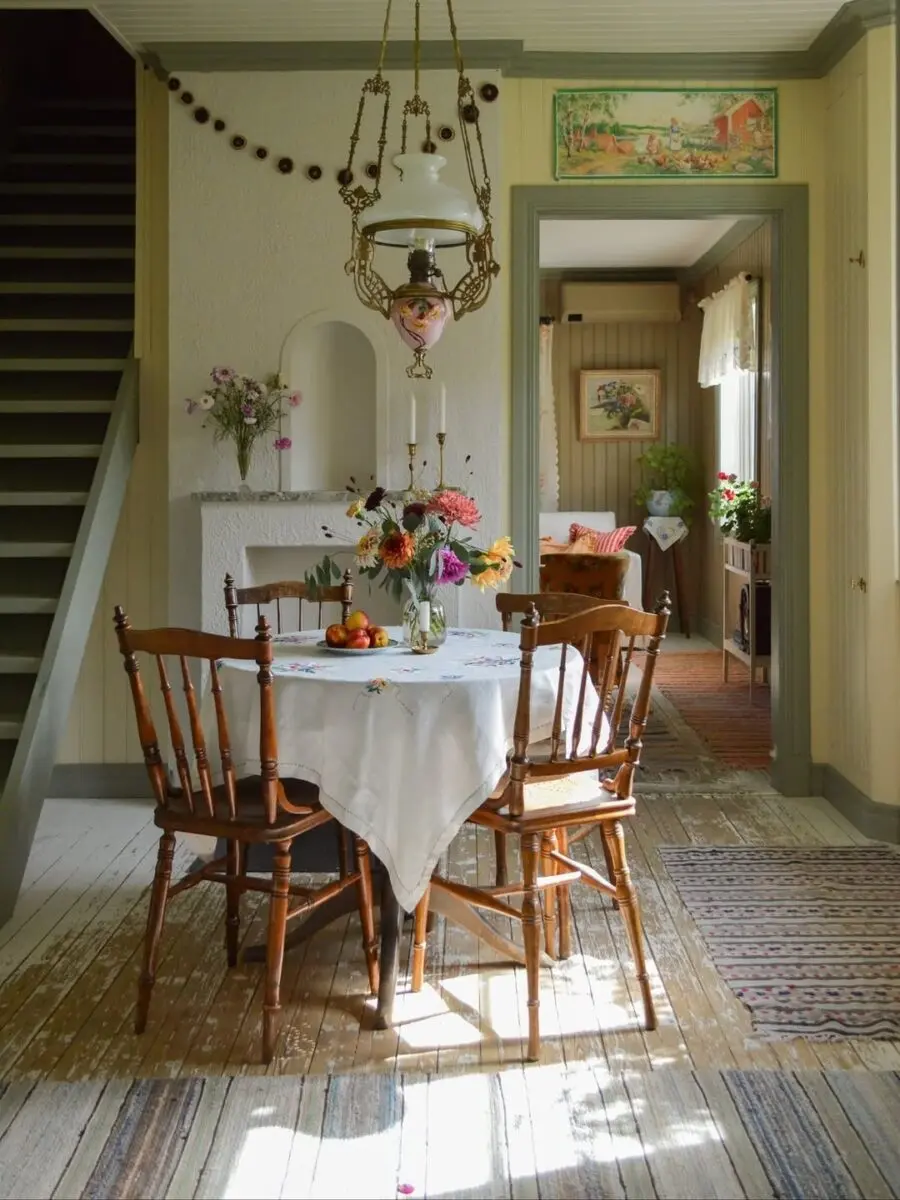 Charming cottage dining room with rustic elegance