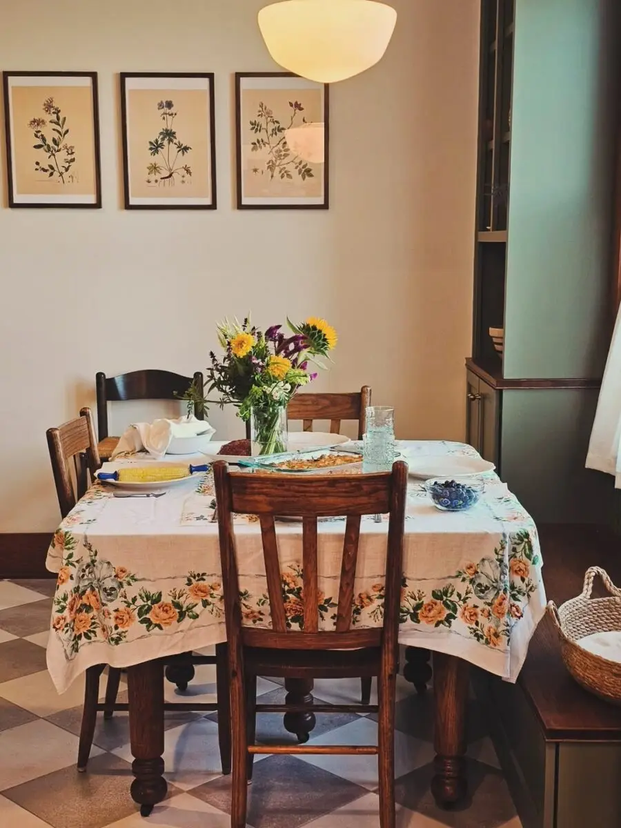 Charming cottage dining table decor inspiration