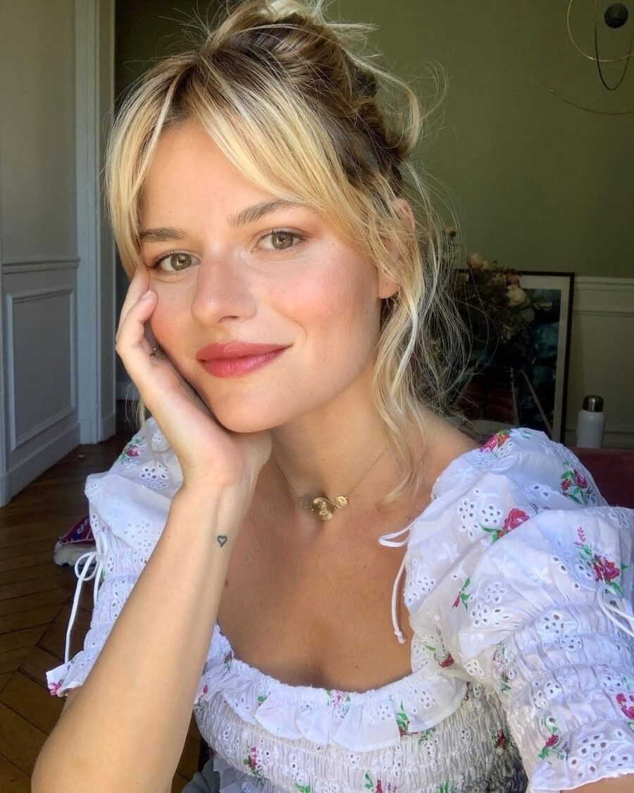 Effortless bun with loose waves for concerts