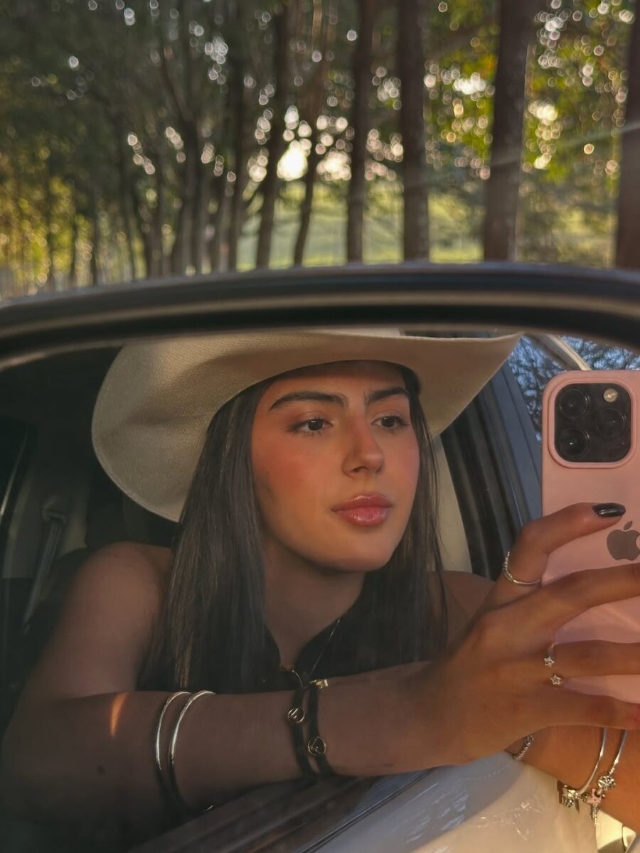 Stylish reflection: country concert hairstyle inspiration